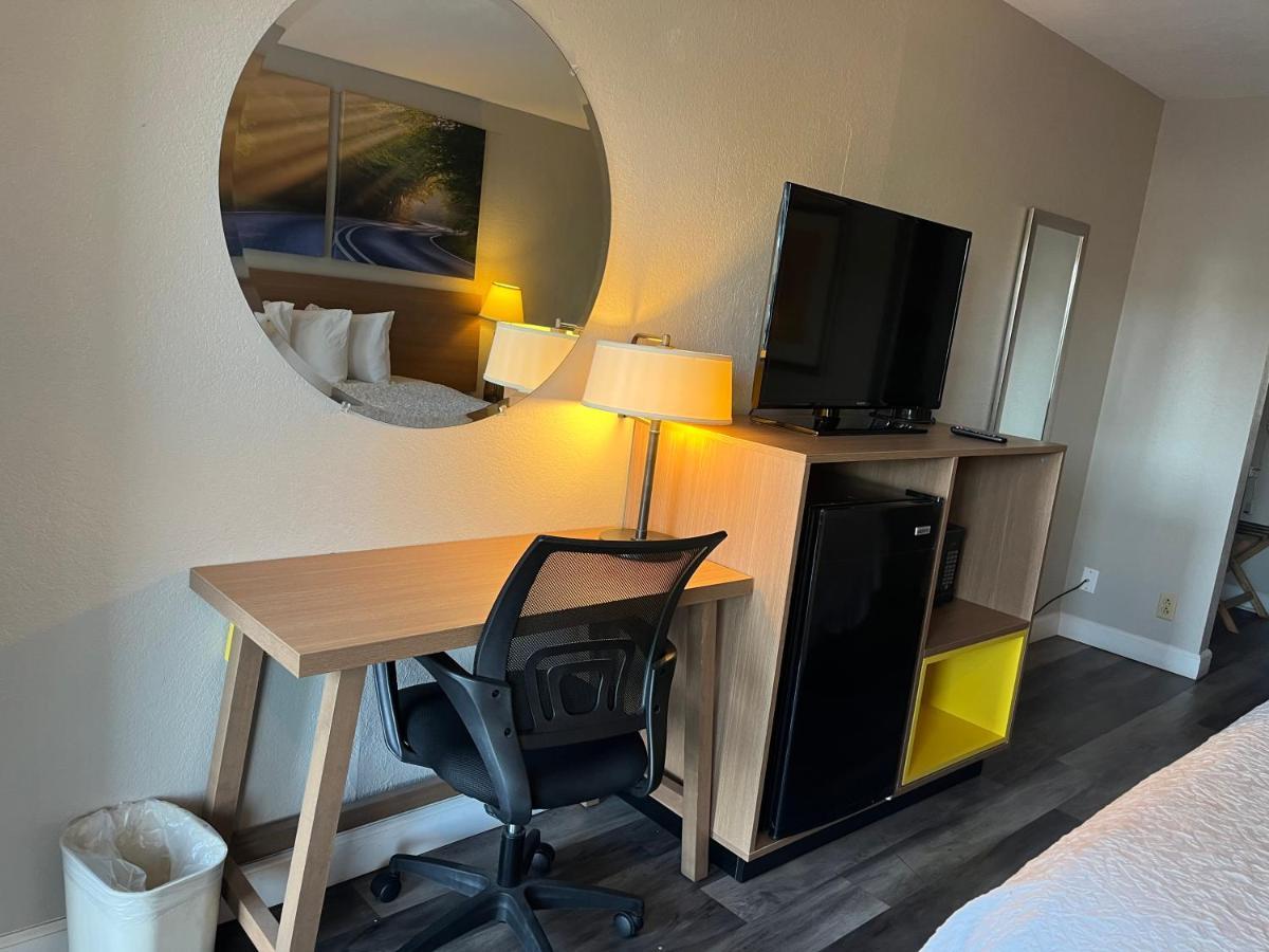 Days Inn & Suites By Wyndham Dayton North Εξωτερικό φωτογραφία