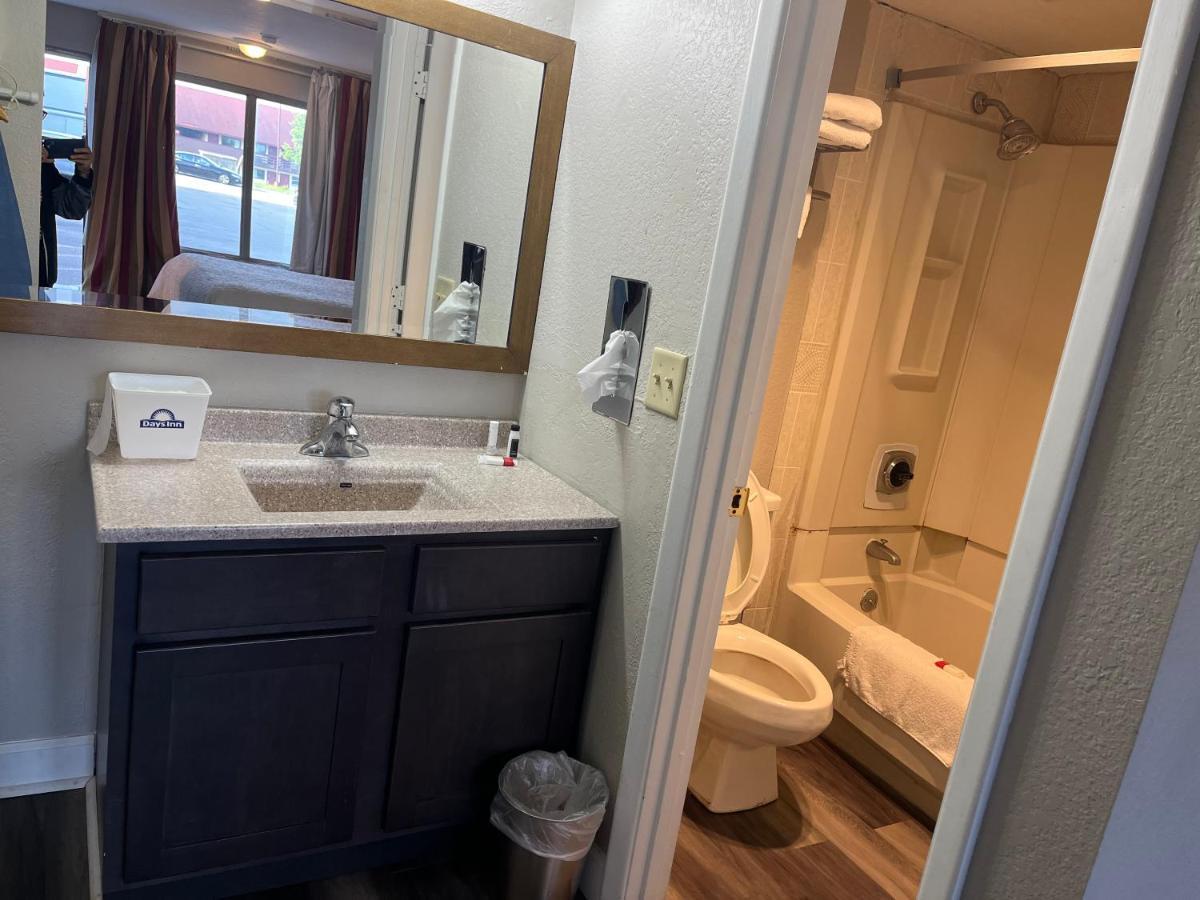 Days Inn & Suites By Wyndham Dayton North Εξωτερικό φωτογραφία