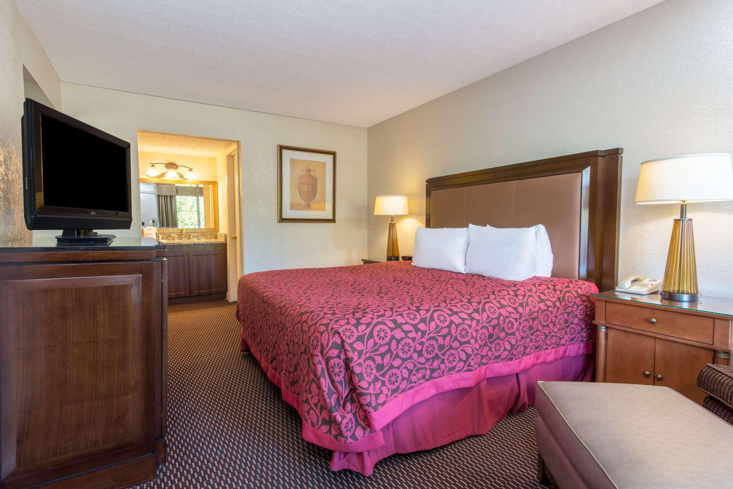 Days Inn & Suites By Wyndham Dayton North Εξωτερικό φωτογραφία