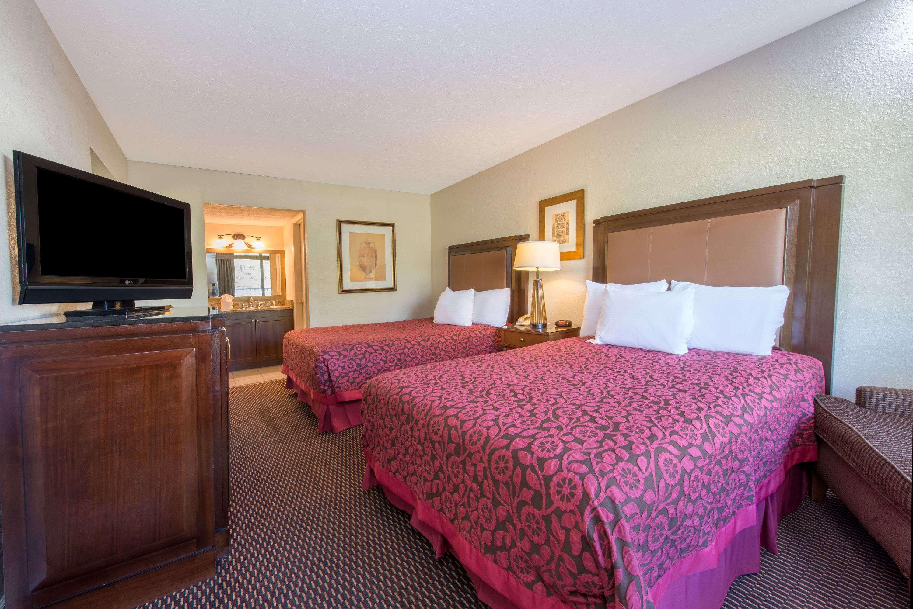 Days Inn & Suites By Wyndham Dayton North Εξωτερικό φωτογραφία