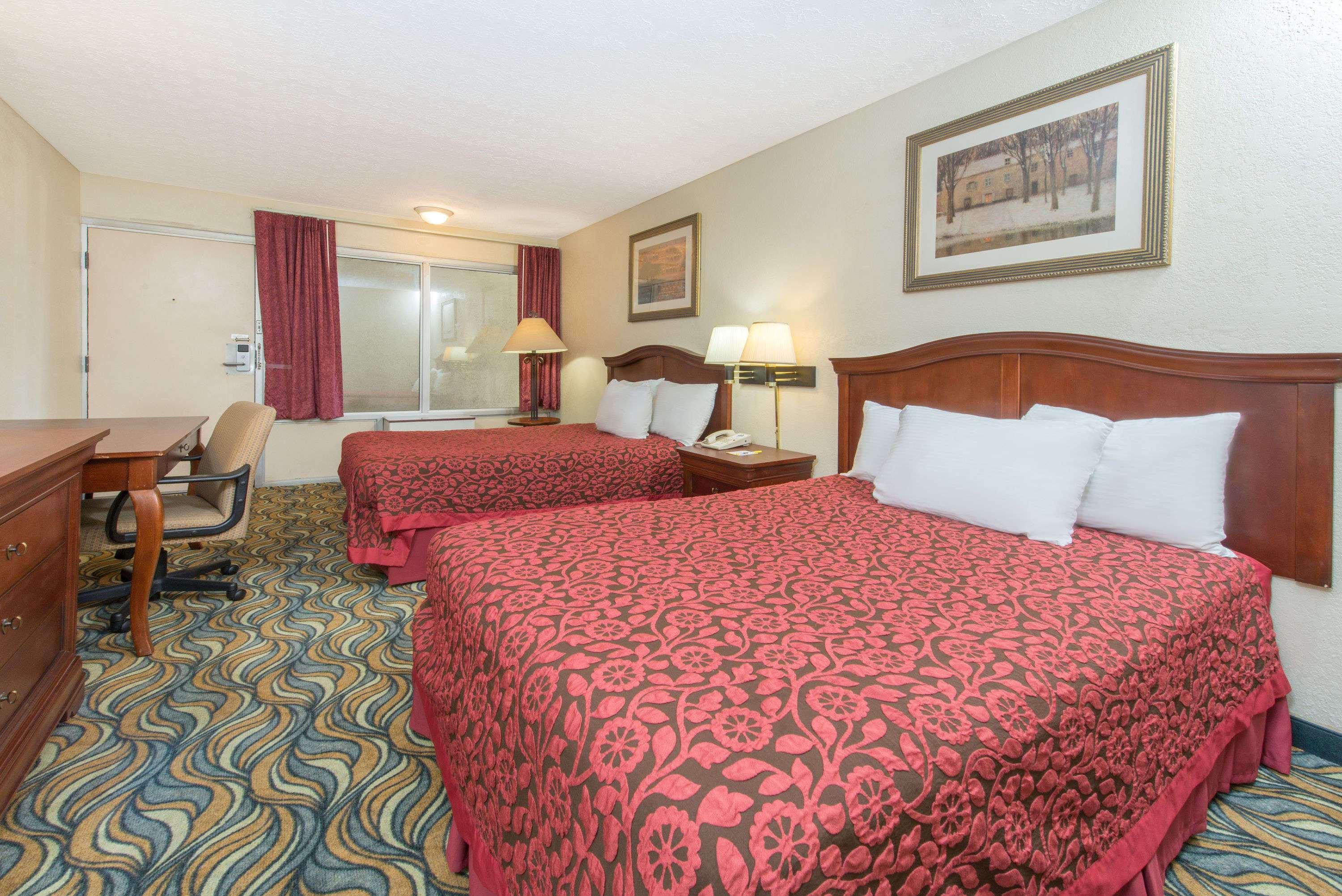 Days Inn & Suites By Wyndham Dayton North Εξωτερικό φωτογραφία
