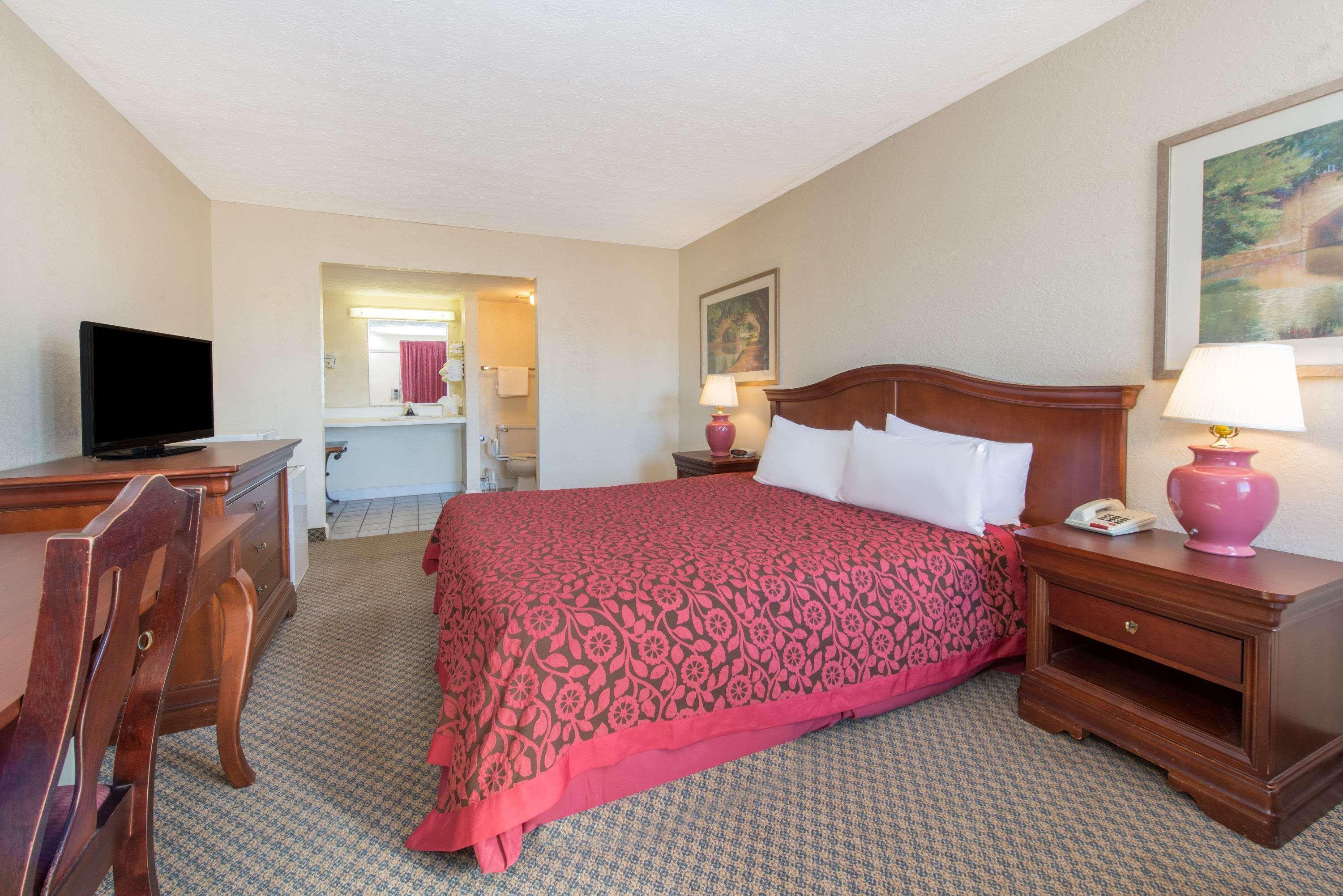 Days Inn & Suites By Wyndham Dayton North Εξωτερικό φωτογραφία