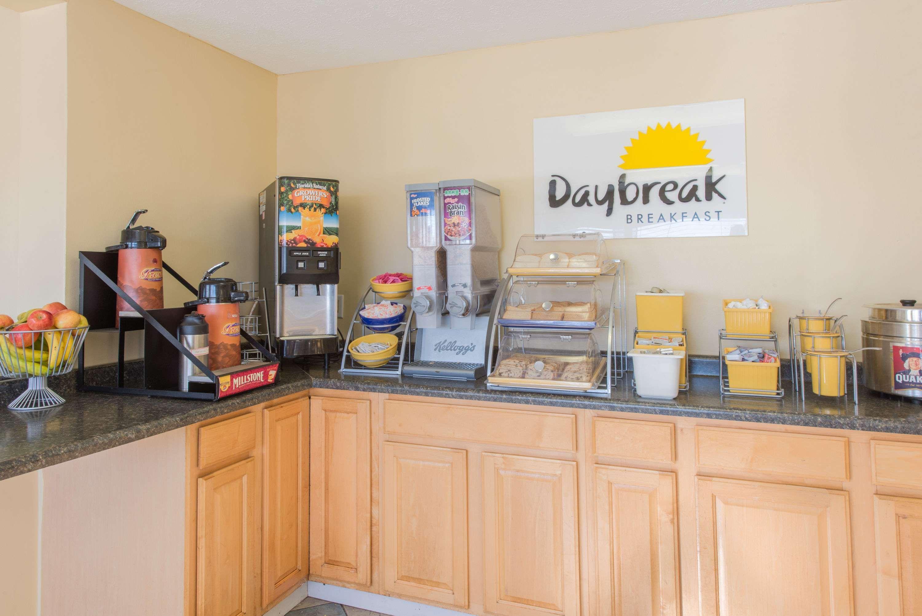 Days Inn & Suites By Wyndham Dayton North Εξωτερικό φωτογραφία