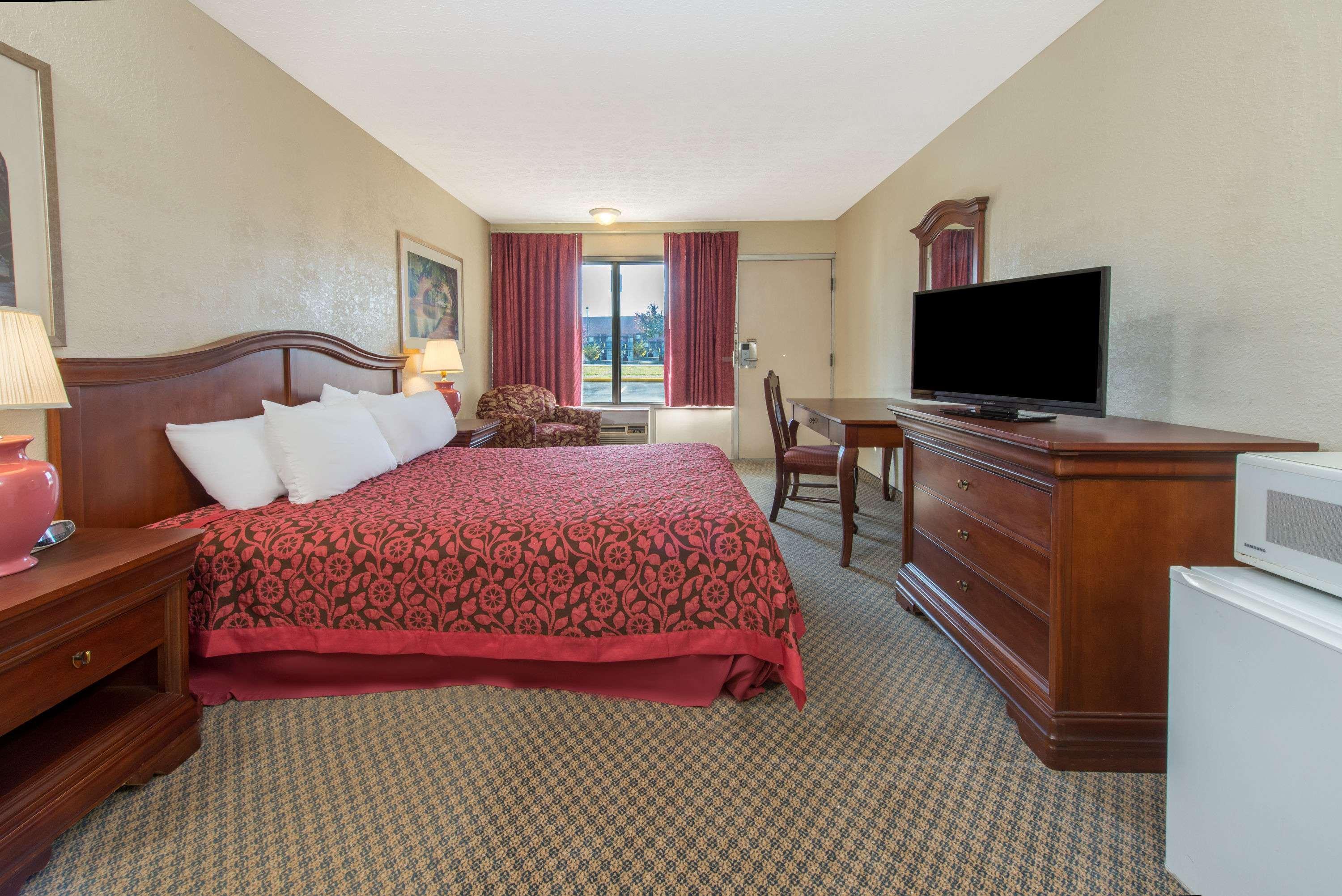 Days Inn & Suites By Wyndham Dayton North Εξωτερικό φωτογραφία
