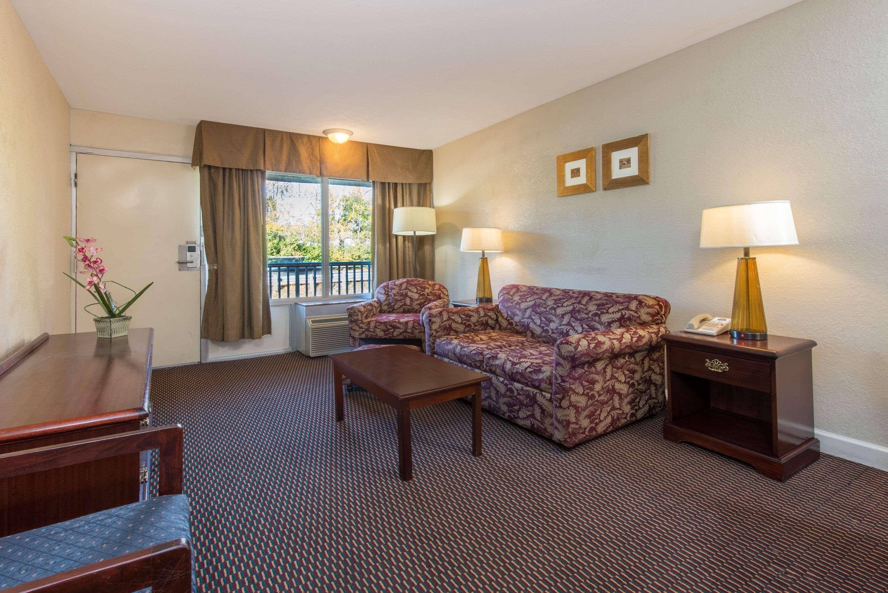 Days Inn & Suites By Wyndham Dayton North Εξωτερικό φωτογραφία