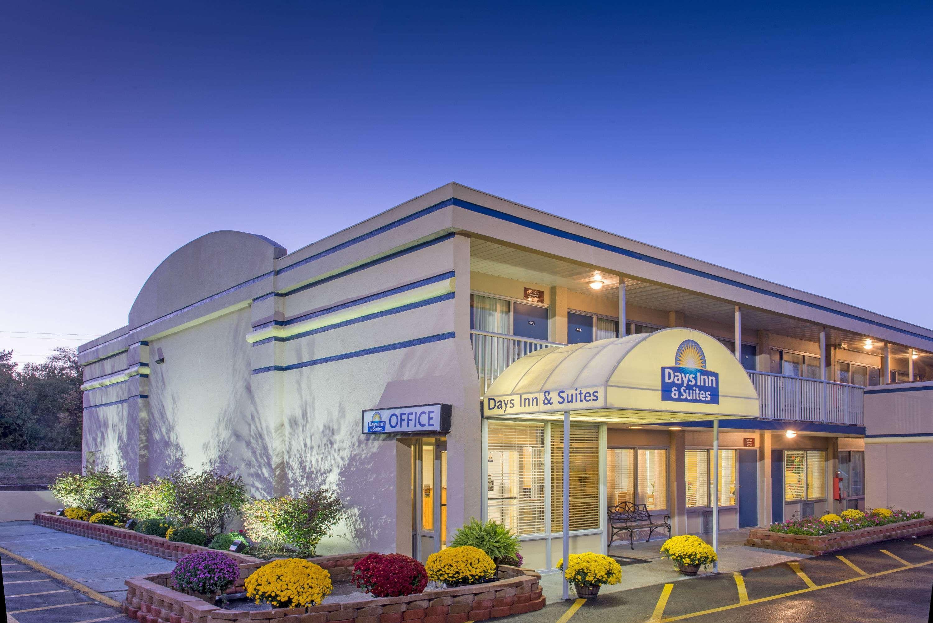 Days Inn & Suites By Wyndham Dayton North Εξωτερικό φωτογραφία