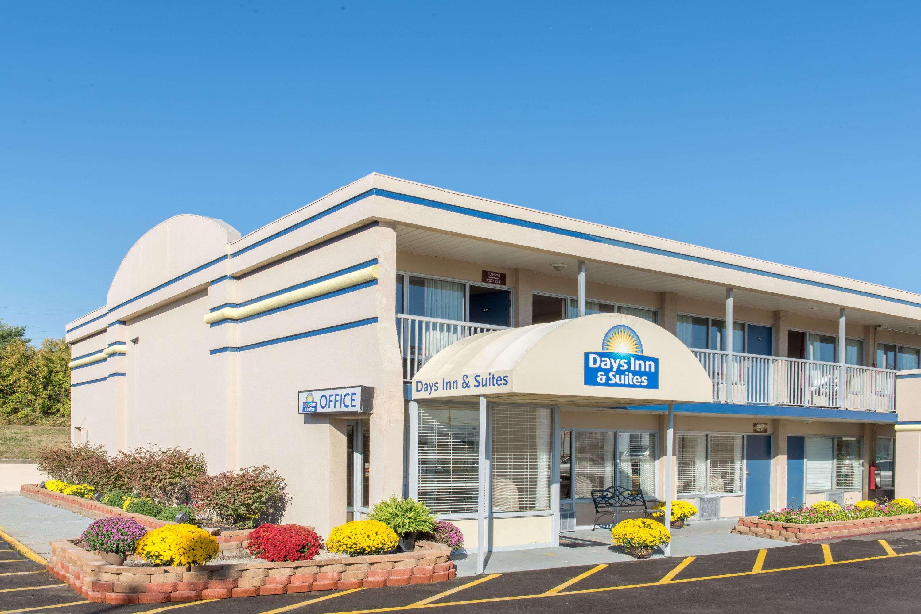 Days Inn & Suites By Wyndham Dayton North Εξωτερικό φωτογραφία