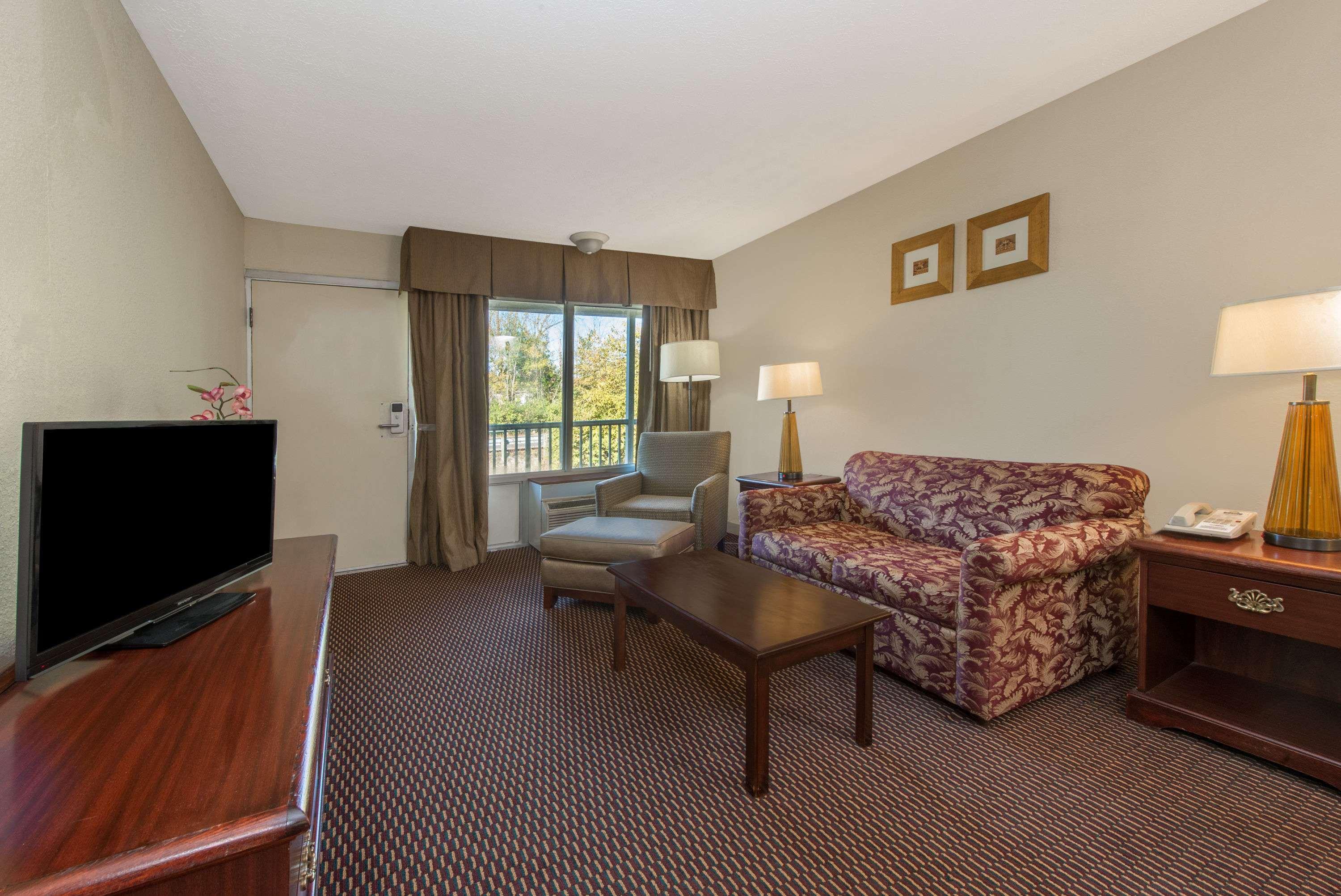 Days Inn & Suites By Wyndham Dayton North Εξωτερικό φωτογραφία