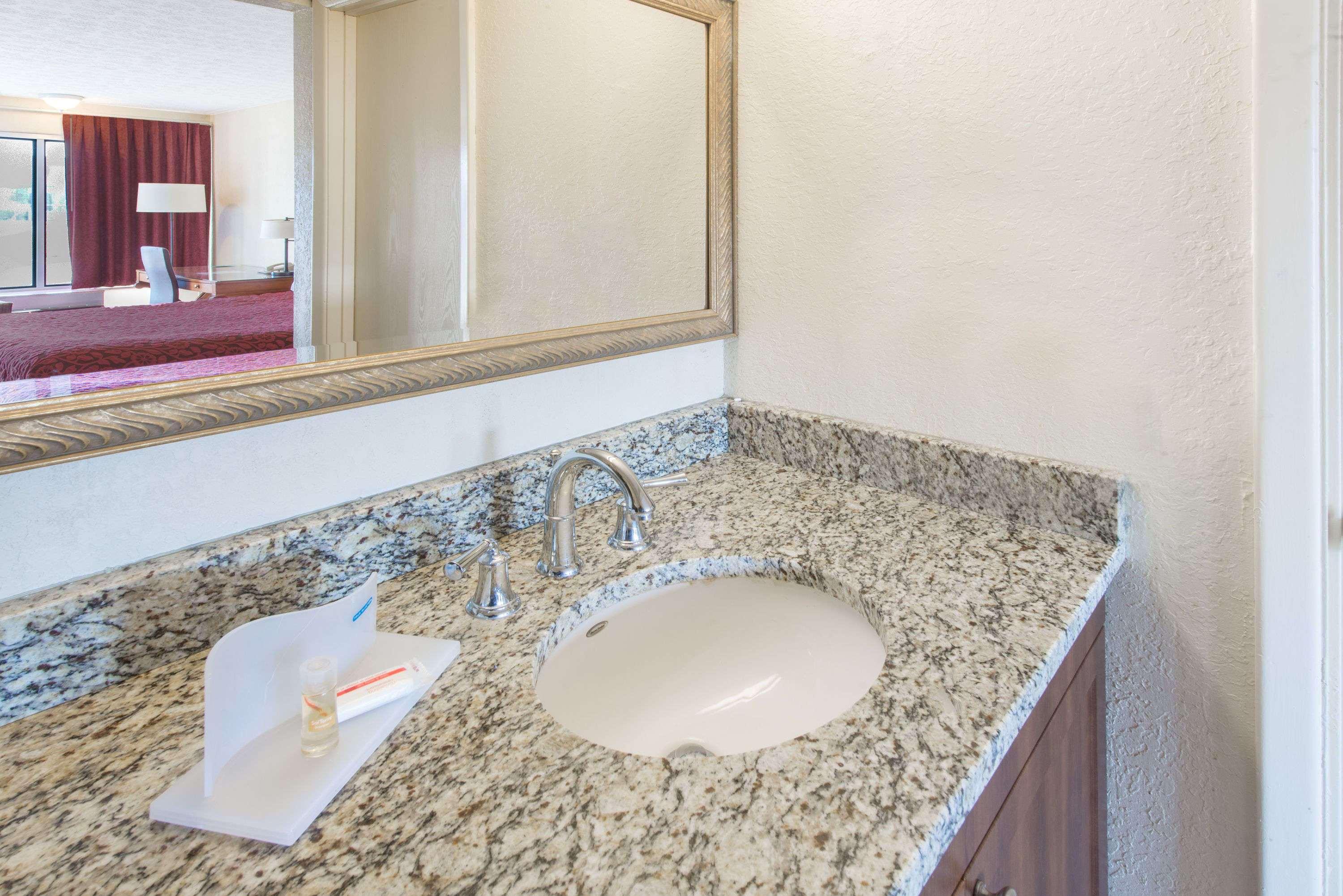 Days Inn & Suites By Wyndham Dayton North Εξωτερικό φωτογραφία